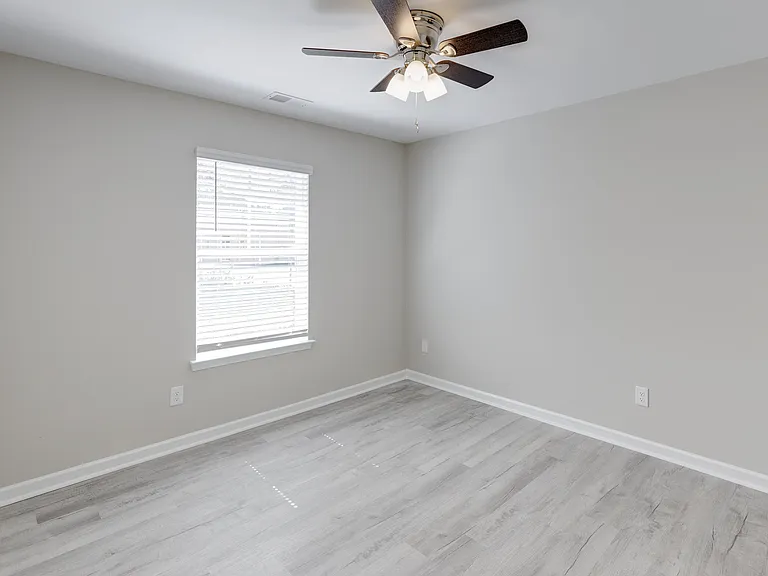 122 Thompson St — Photo 34