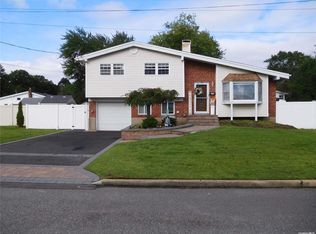 262 W 23rd St, Deer Park, NY 11729