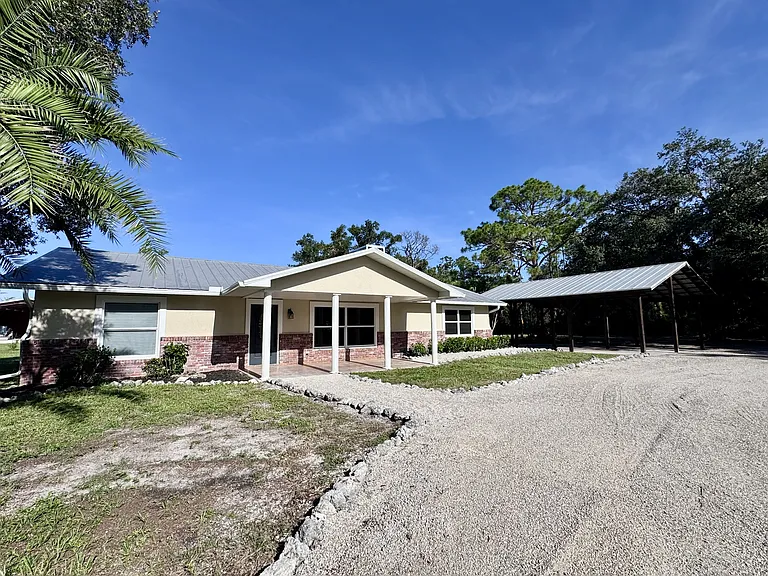 625 N Jackson Rd — Photo 2