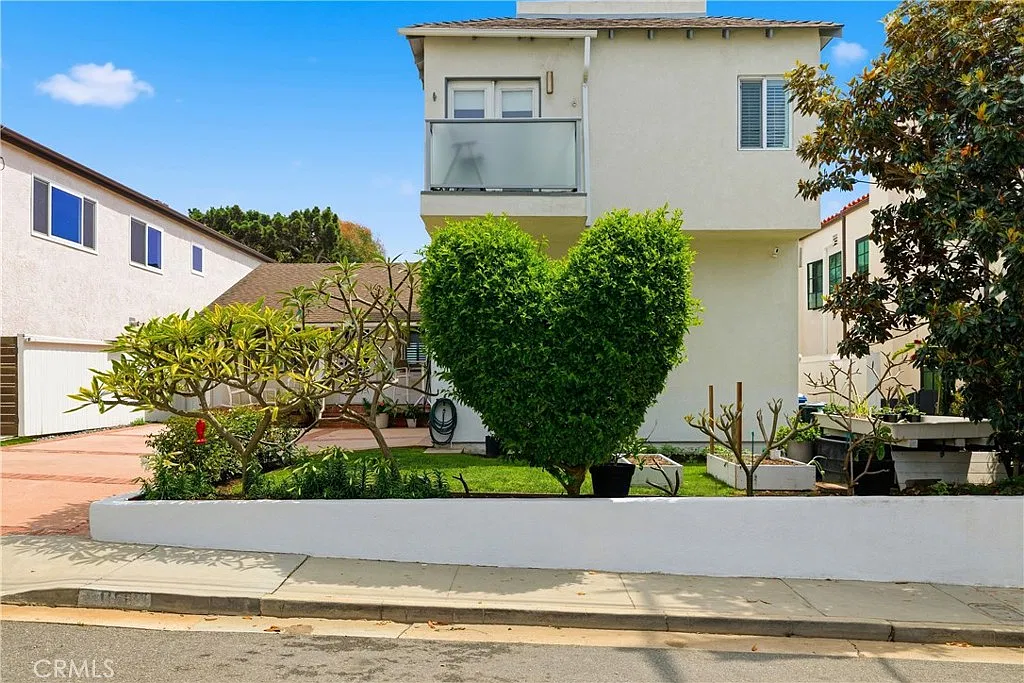 3 bed, 2.5 bath, 1596 sqft, $9,500 — Photo 2