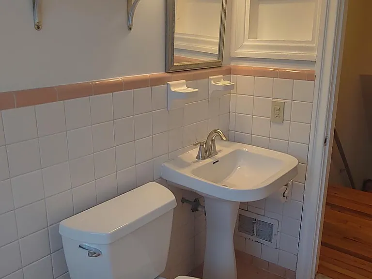 Upstairs Full Bathroom
