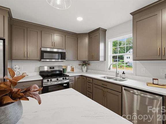 3rd image of 155 Haven Cir
