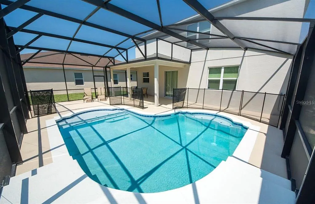 4 bed, 2.5 bath, 2631 sqft, $2,800 — Photo 2