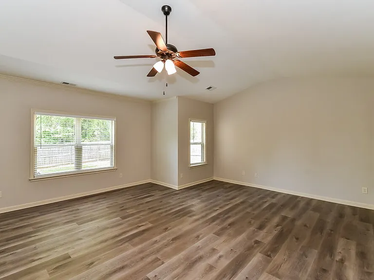 1000 Cureton Dr — Photo 9