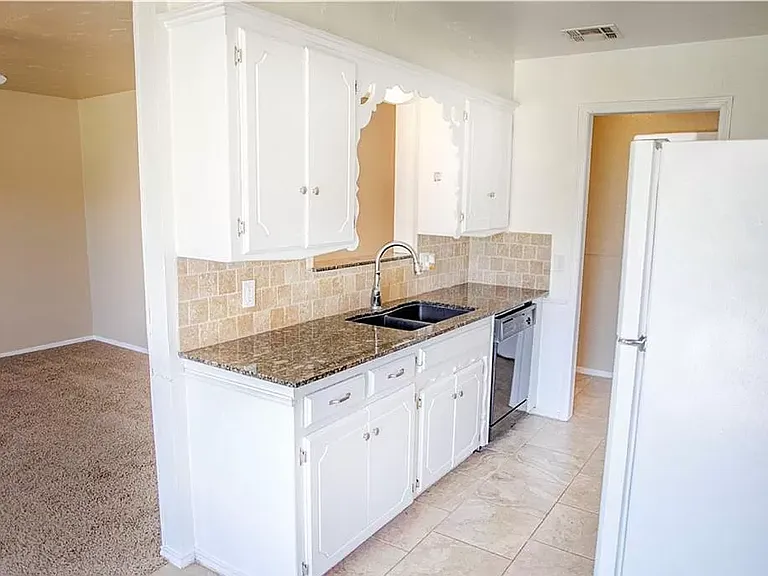 204 Vickie Dr — Photo 6