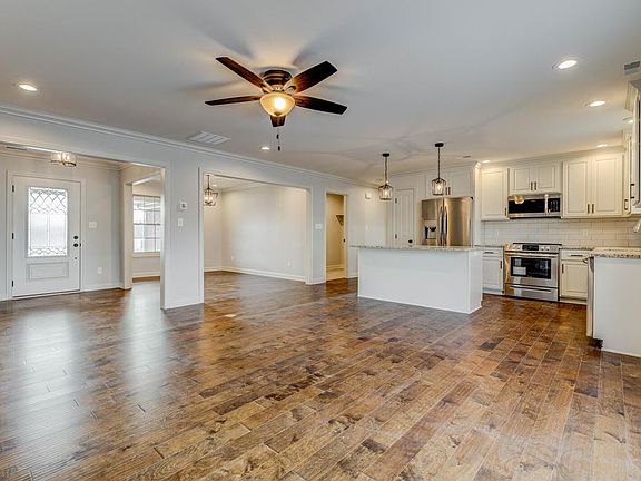 2nd image of 425 Cardinal Dr