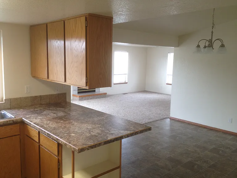 291 NE Maple Ave — Photo 4