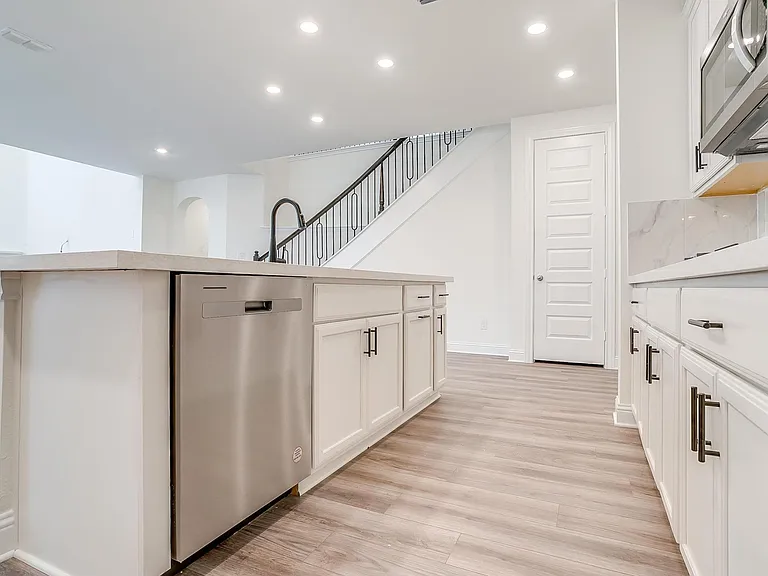9836 Derbyshire Dr — Photo 43