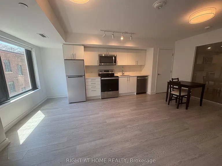 3 Strathgowan Ave #322 — Photo 6