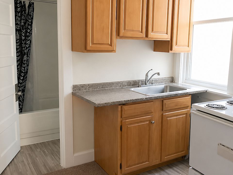 2nd image of 1100 W 3rd St #2NDREAR