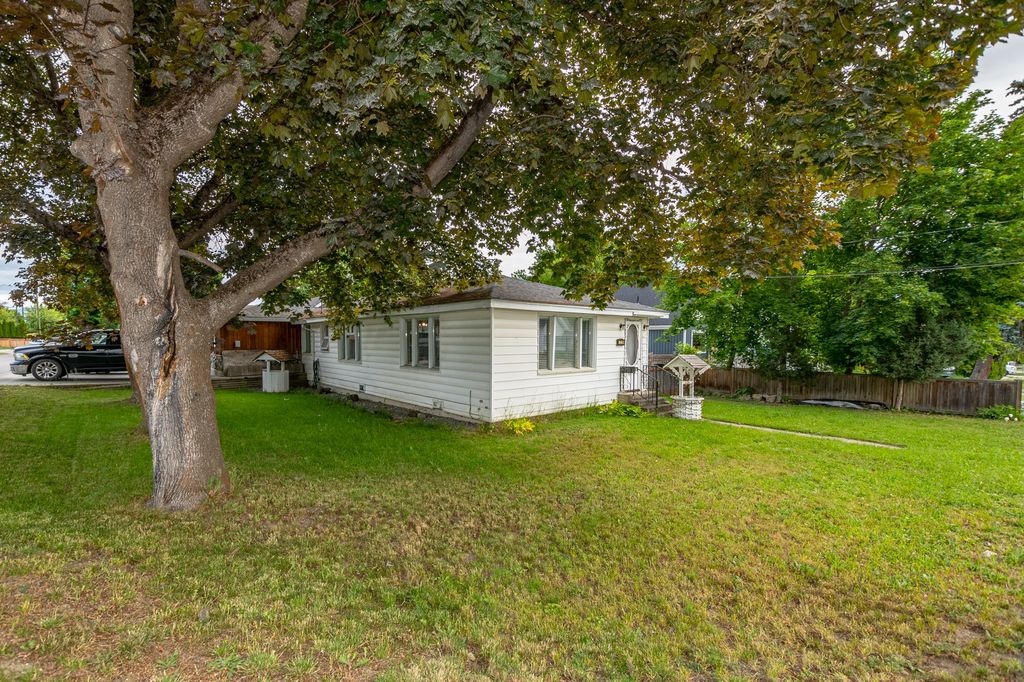 729 Stanley Ave, Enderby, BC - View 2