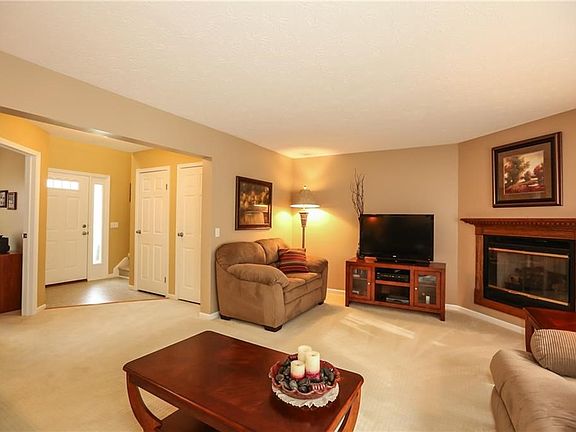 5th image of 35 Midlakes Dr