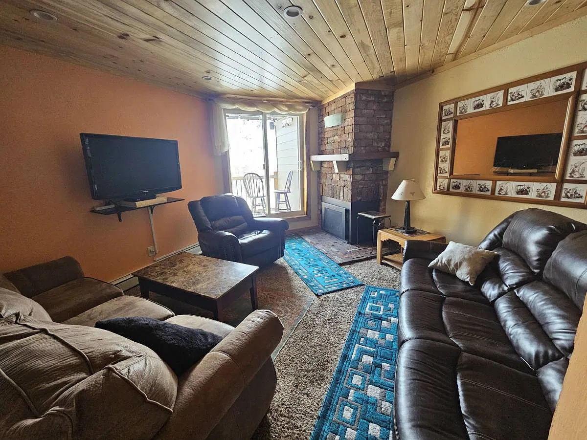 2400 Lodgepole Ct — Photo 2