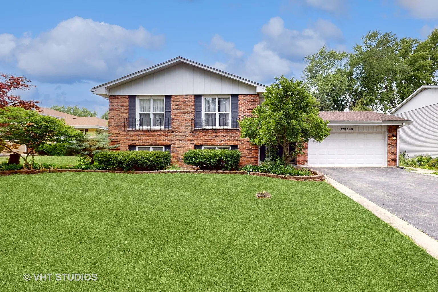 17W544 Concord Pl photo 1