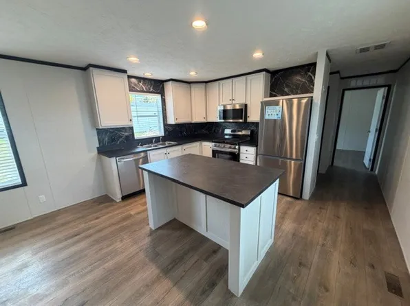 26 Parakeet Hill Dr, Lake Orion, MI