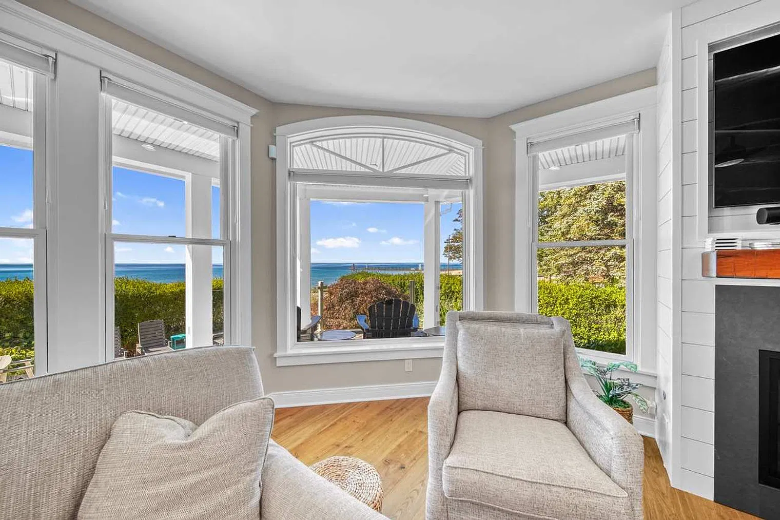 6 bed, 7.0 bath, 4994 sqft, $33,510 — Photo 3