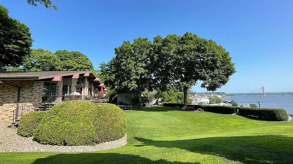 4 bed, 1986 sqft, $2,500 — Photo 1