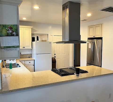 4th image of 5145 Arlington Ave #1