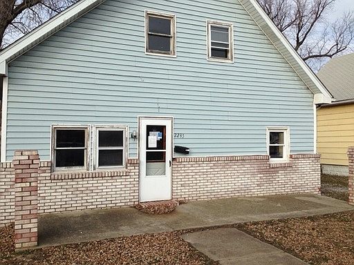 3rd image of 2233 Dewey Ave