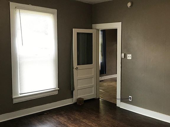 Another view of living room going into ktichen.