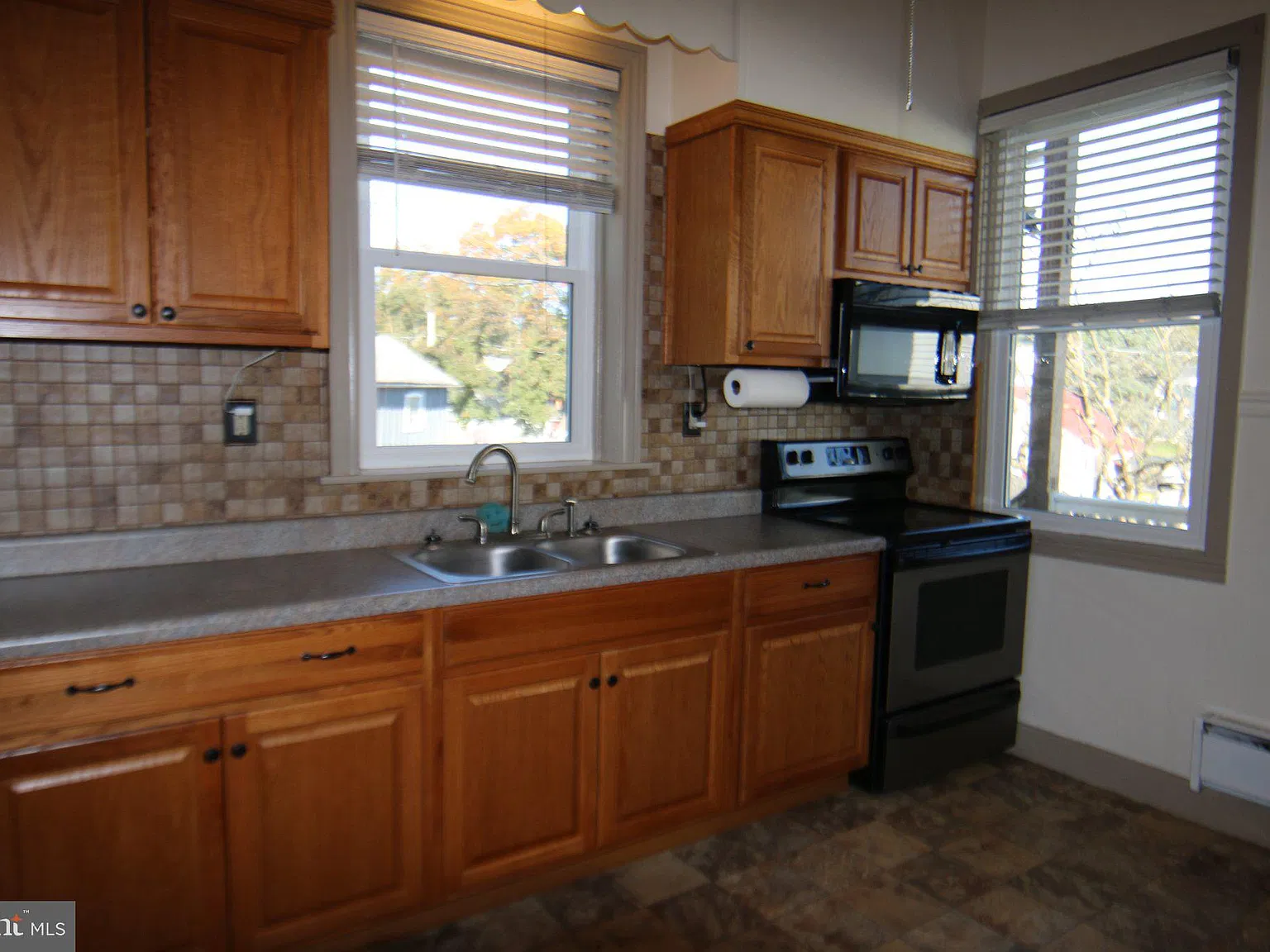 1 bed, 1.0 bath, 1005 sqft, $1,100 — Photo 2