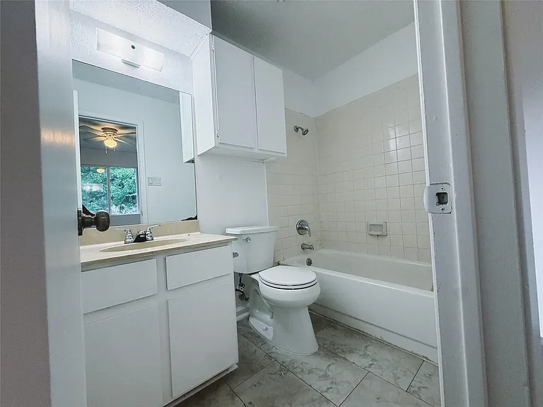9906 Hundred Oaks Cir #B — Photo 6