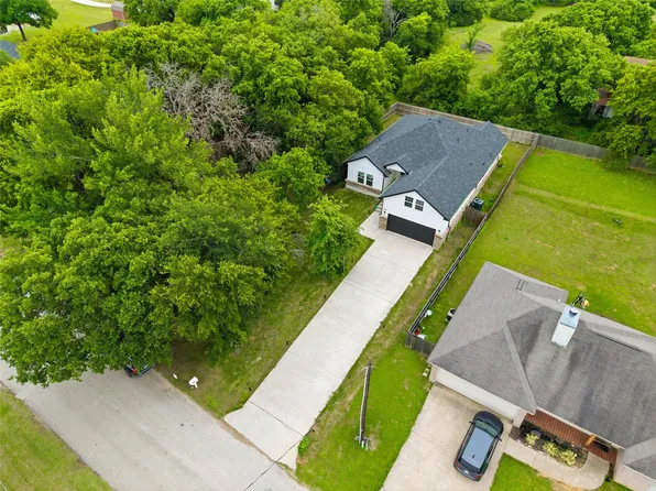 203 Pioneer Dr, Keene, TX 76059