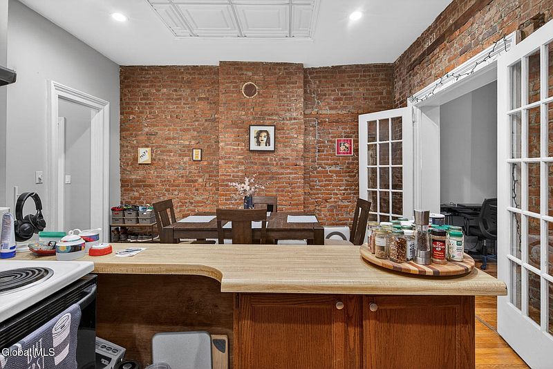 5th image of 208 Elm Street
