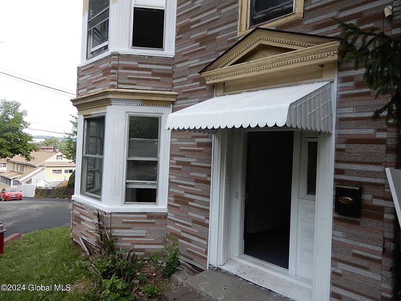 3rd image of 10 Mann Avenue