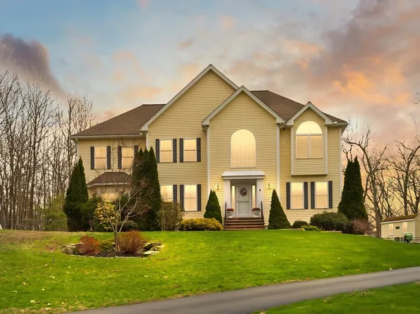 4 Hawkes Brook Ln, Methuen, MA 01844