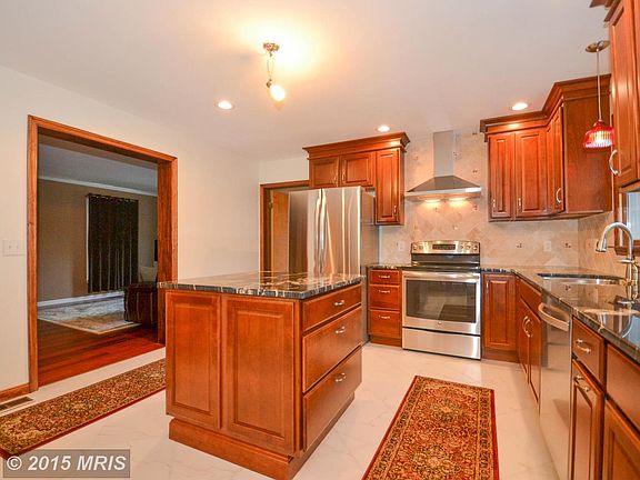 4th image of 806 Richardson Dr