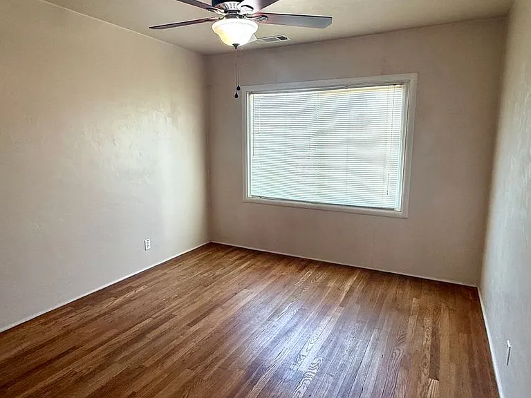 935 W Oak St — Photo 9