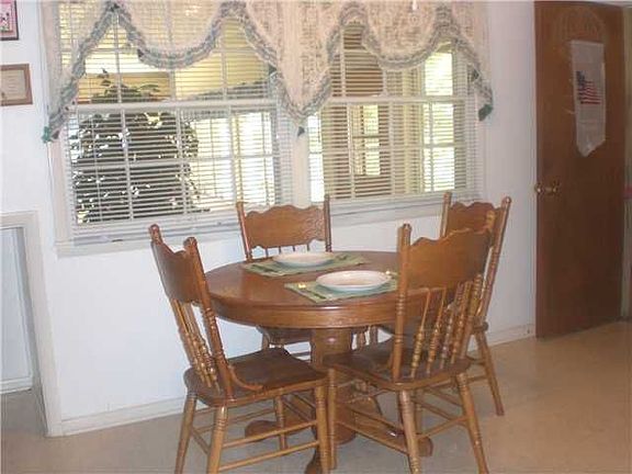 5th image of 805 Country Club Ln
