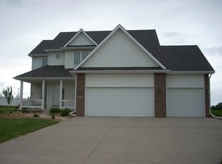 9843 Hickory Dr, Urbandale, IA 50322
