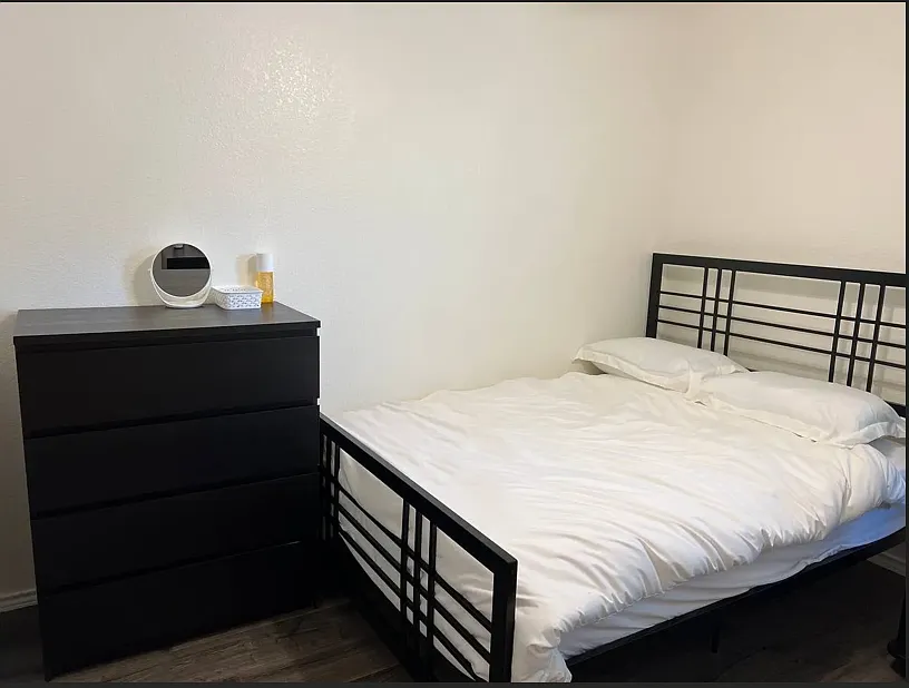 Standard Individual Bedroom w/ Shared Bathroom — Photo 2