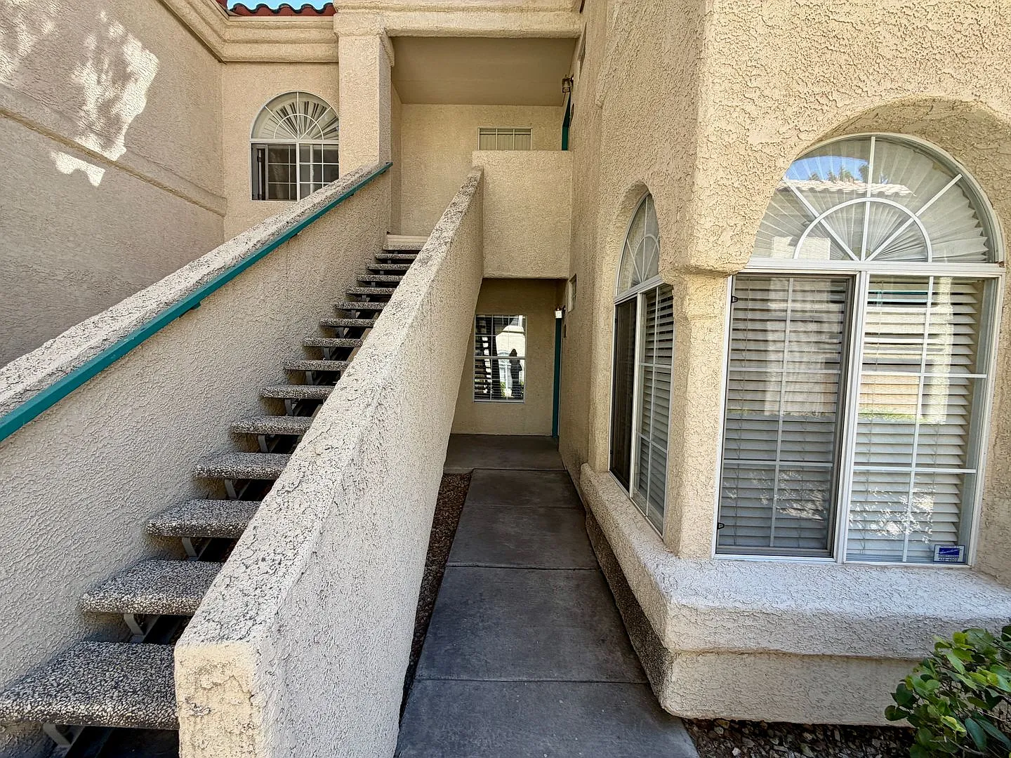 Spectacular condo in the heart of Green Valley — Photo 4
