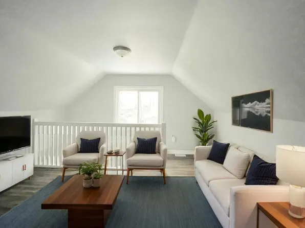 23 Saint Patrick St #2, Saint Catharines, ON L2R 1J8