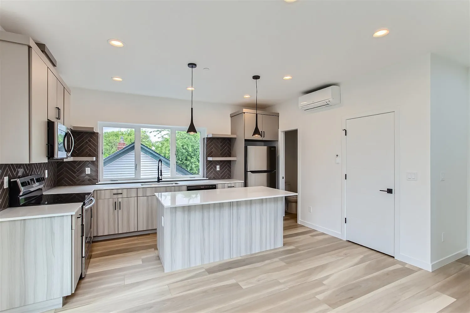 2 bed, 2.5 bath, 1235 sqft, $3,298 — Photo 3