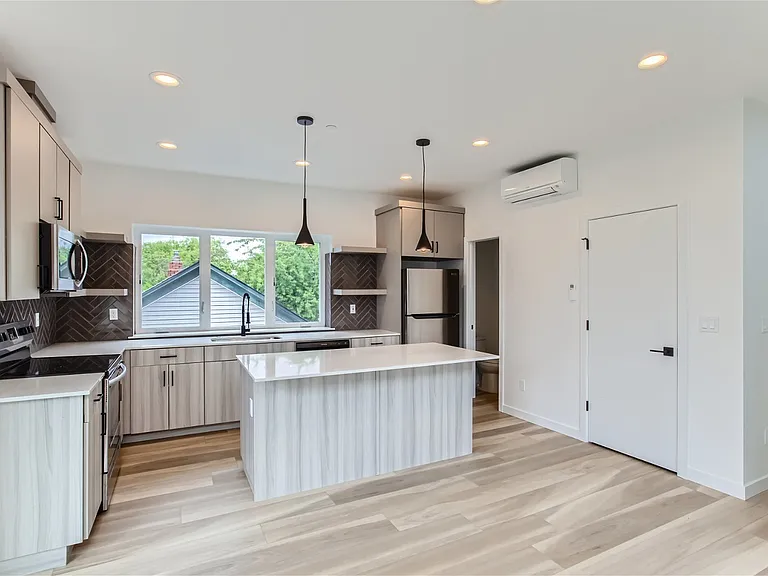 2135 SE 12th Ave — Photo 3