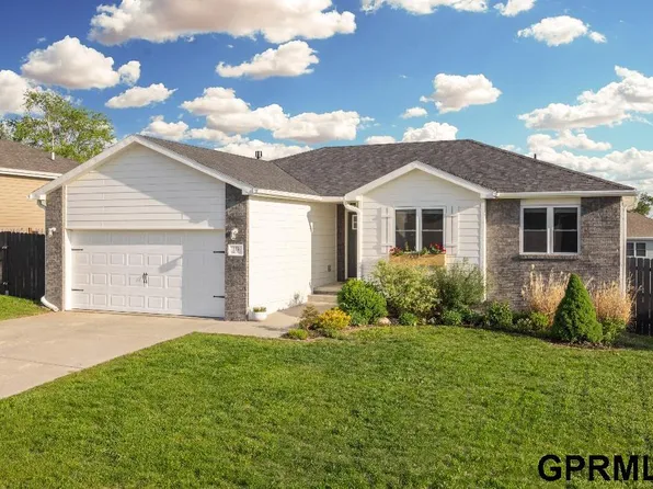 235 Orchard Pl, Hickman, NE 68372