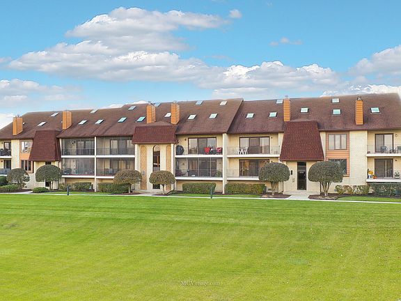 4th image of 15701 Deerfield Ct Unit 2S