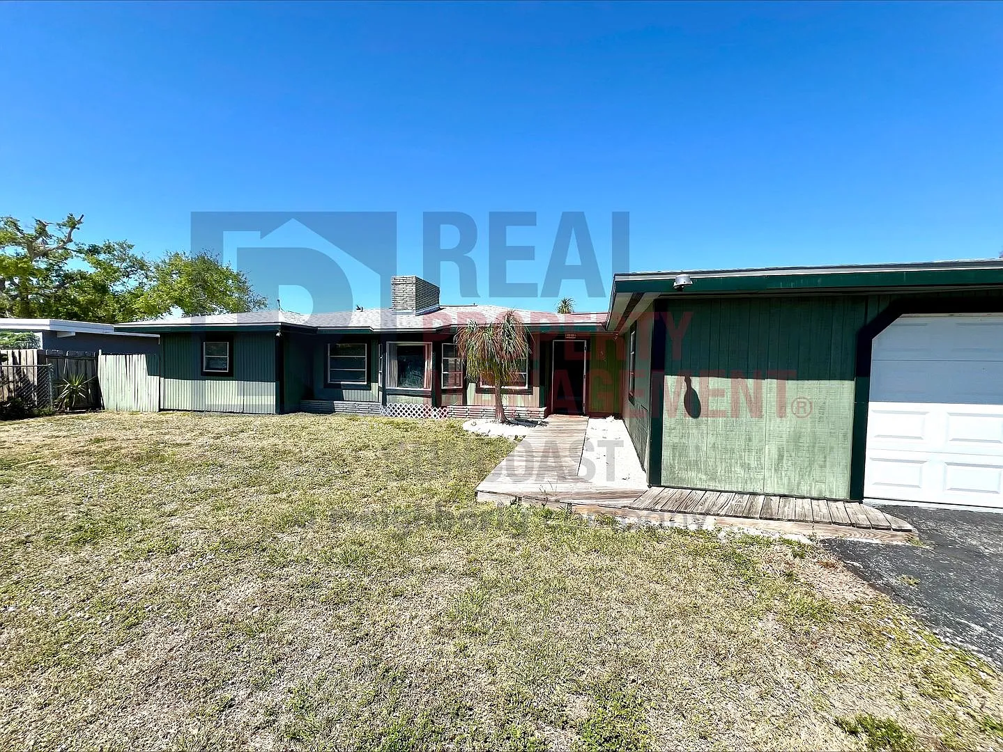 Adorable 2/2 available for annual lease now! — Photo 3