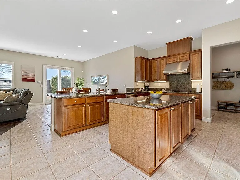 4930 Village Green Dr — Photo 11