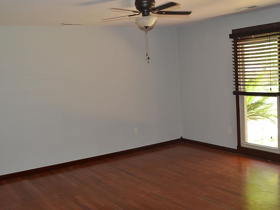 5th image of 211 Sprucewood Dr