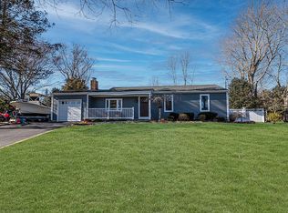 16 Pine Edge Dr, East Moriches, NY 11940