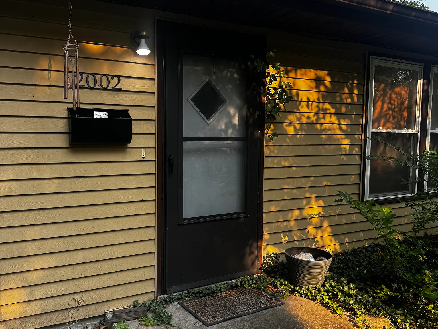 3 bed, 1250 sqft, $1,800 — Photo 2