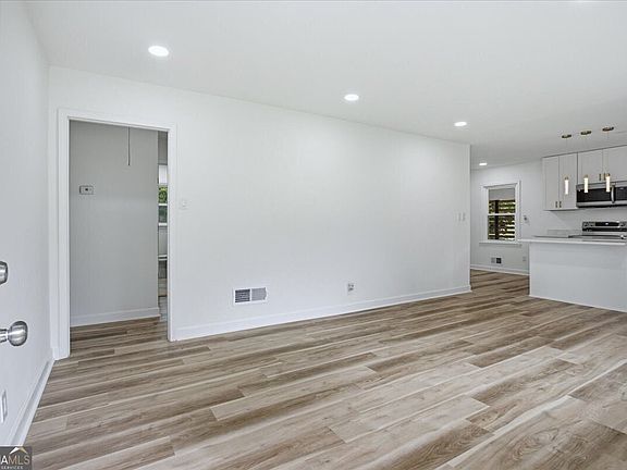 3rd image of 2101 East Dr