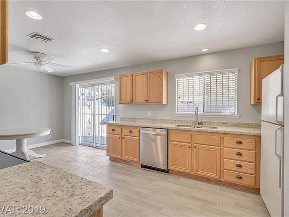 5th image of 4413 Hillcrest Ave