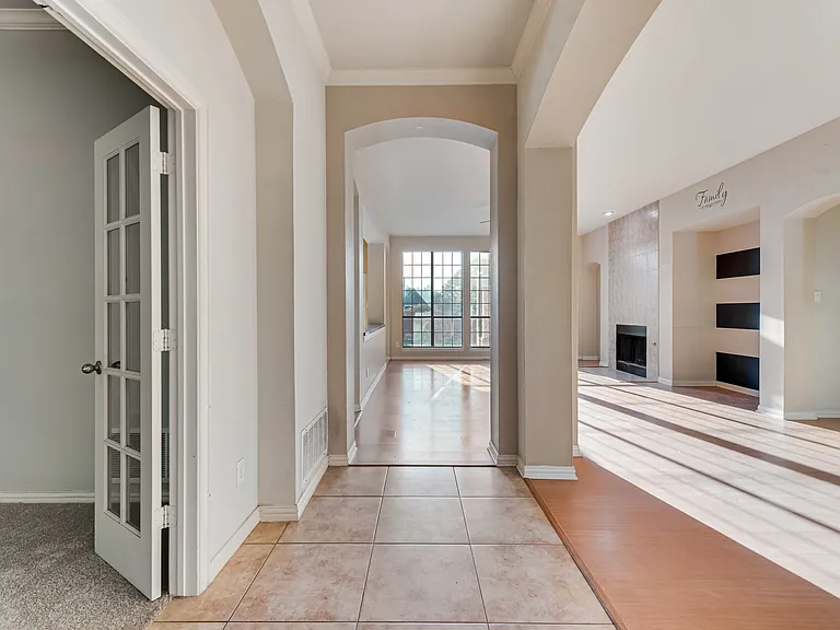 2517 Indian Hills Dr — Photo 2