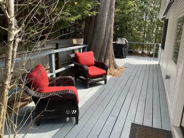 https://photos.zillowstatic.com/fp/7ebcf464a8d5f72edc98a032ea743b21-p_e.webp